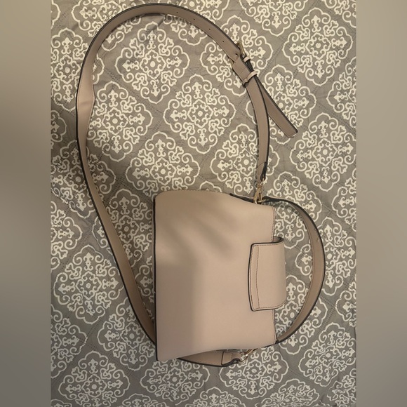 GUESS Beige Handbag with Gold Accent - Picture 5 of 9